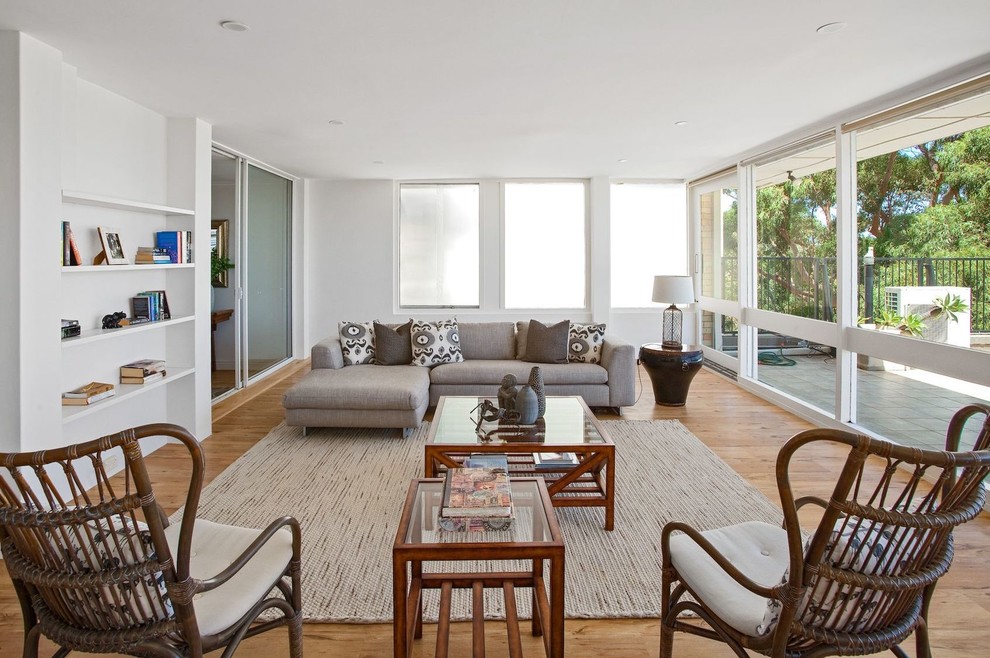 Repräsentatives, Fernseherloses Klassisches Wohnzimmer ohne Kamin mit weißer Wandfarbe, braunem Holzboden und braunem Boden in Sydney