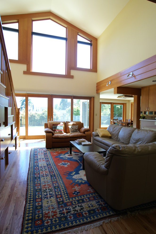 Mittelgroßes, Fernseherloses, Offenes Asiatisches Wohnzimmer mit braunem Holzboden in Seattle