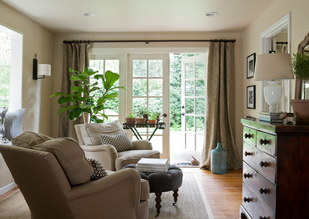 Esempio di un soggiorno tradizionale di medie dimensioni e chiuso con pareti beige e pavimento in legno massello medio