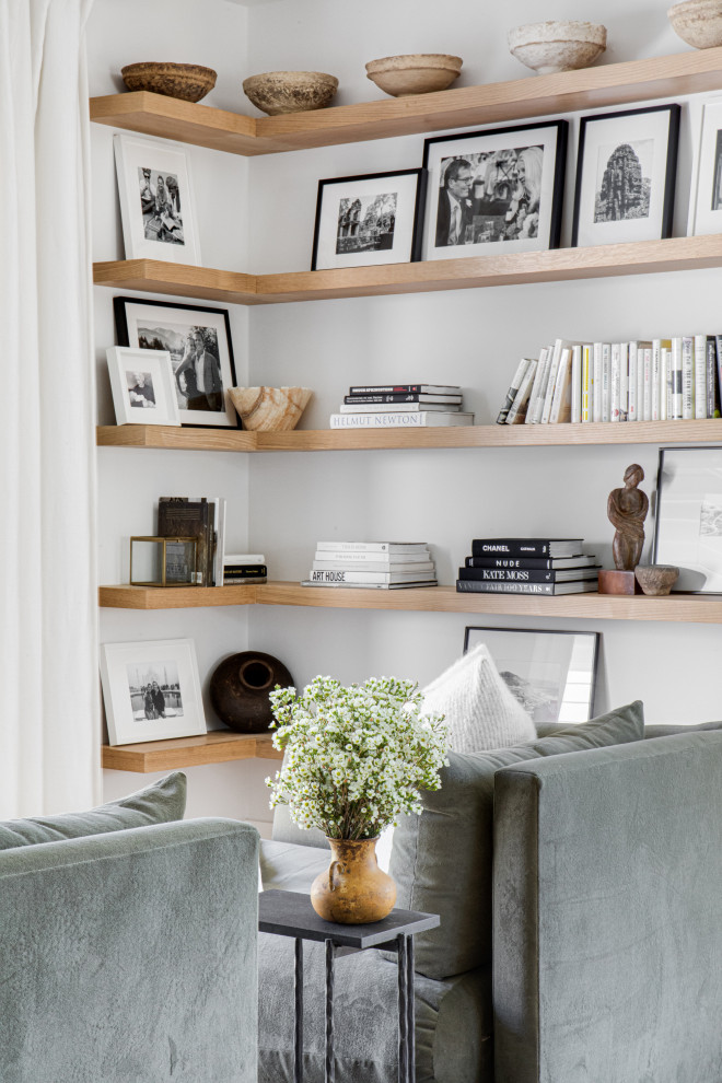 Foto di un grande soggiorno nordico aperto con libreria, pareti bianche, parquet chiaro e pavimento beige