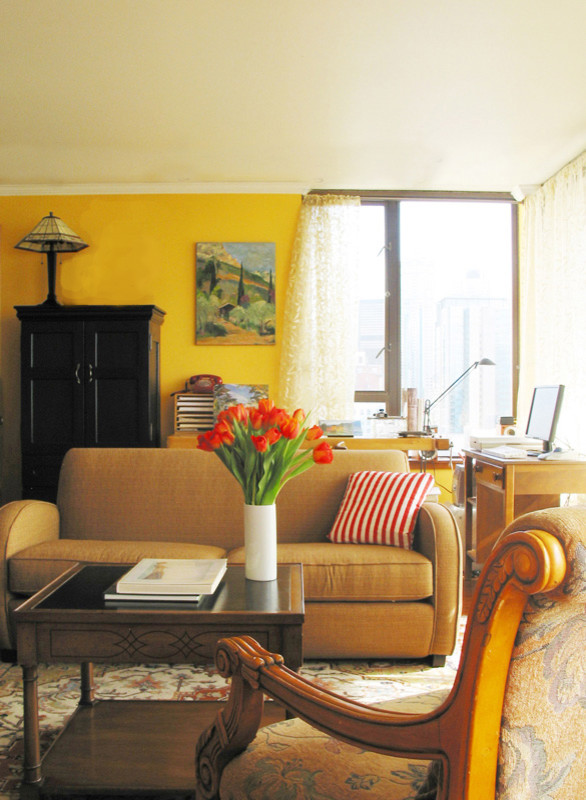 Cette photo montre un petit salon nature ouvert avec un mur jaune, un sol en bois brun et aucun téléviseur.