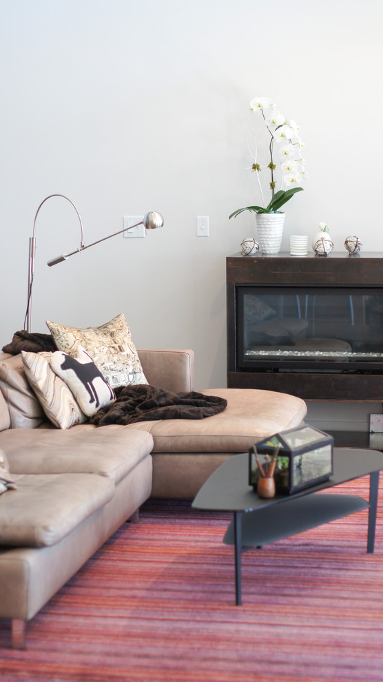 Foto di un grande soggiorno moderno aperto con pareti bianche, pavimento in legno massello medio, camino classico e TV autoportante