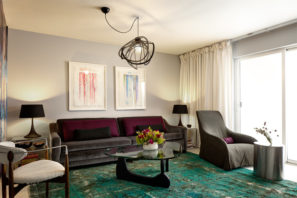 Стильный дизайн: гостиная комната в стиле неоклассика (современная классика) с серыми стенами без камина - последний тренд