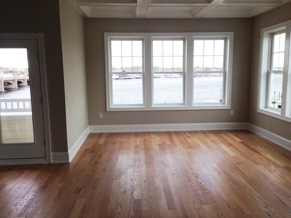 Mittelgroßes, Offenes Maritimes Wohnzimmer mit beiger Wandfarbe und braunem Holzboden in New York