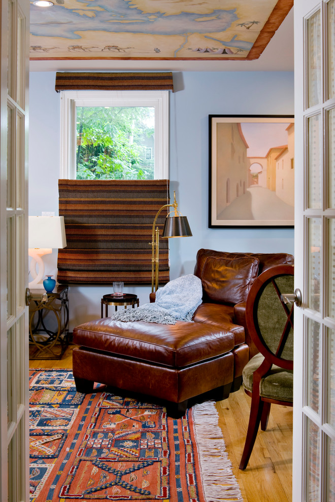 Cette image montre un salon traditionnel de taille moyenne et fermé avec un mur bleu, parquet clair, aucune cheminée et un téléviseur encastré.
