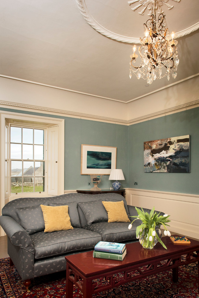 Ejemplo de salón para visitas cerrado de estilo de casa de campo de tamaño medio con paredes azules