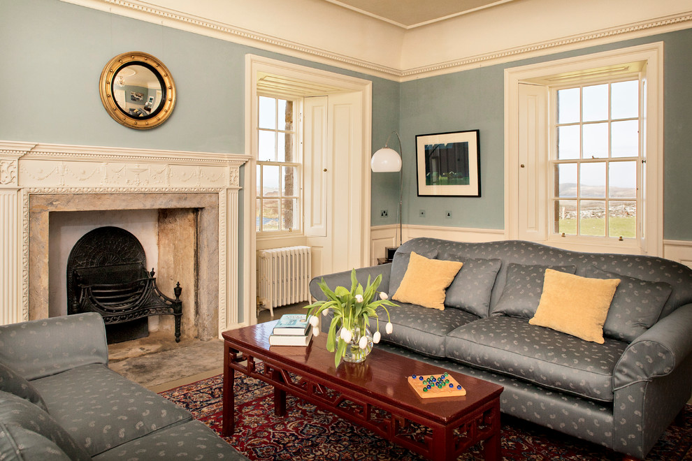 Идея дизайна: изолированная гостиная комната среднего размера в стиле кантри с синими стенами и деревянным полом
