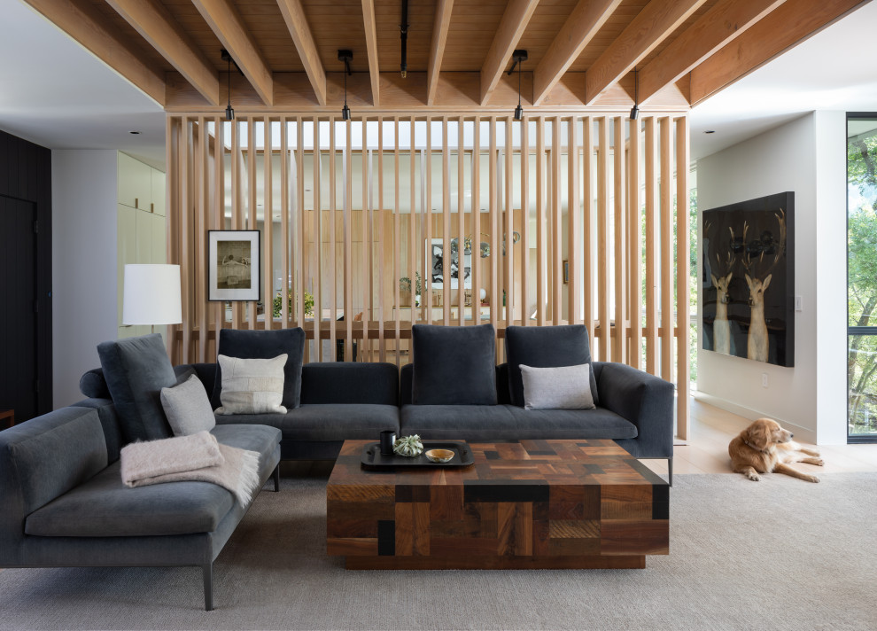 Immagine di un soggiorno contemporaneo di medie dimensioni e aperto con pareti bianche, pavimento beige e parquet chiaro