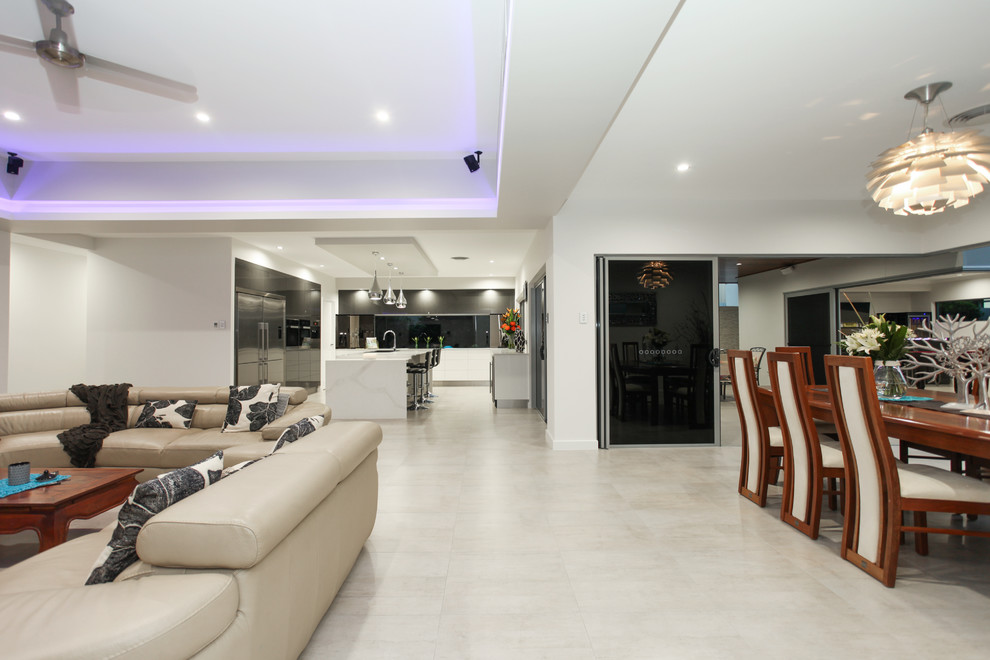 Idee per un grande soggiorno design aperto con pareti bianche, pavimento con piastrelle in ceramica, pavimento grigio e soffitto ribassato