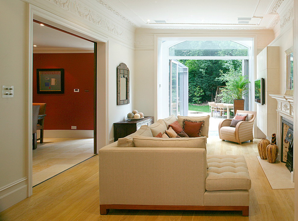 Idee per un soggiorno minimal con pareti beige, pavimento in legno massello medio e pavimento giallo