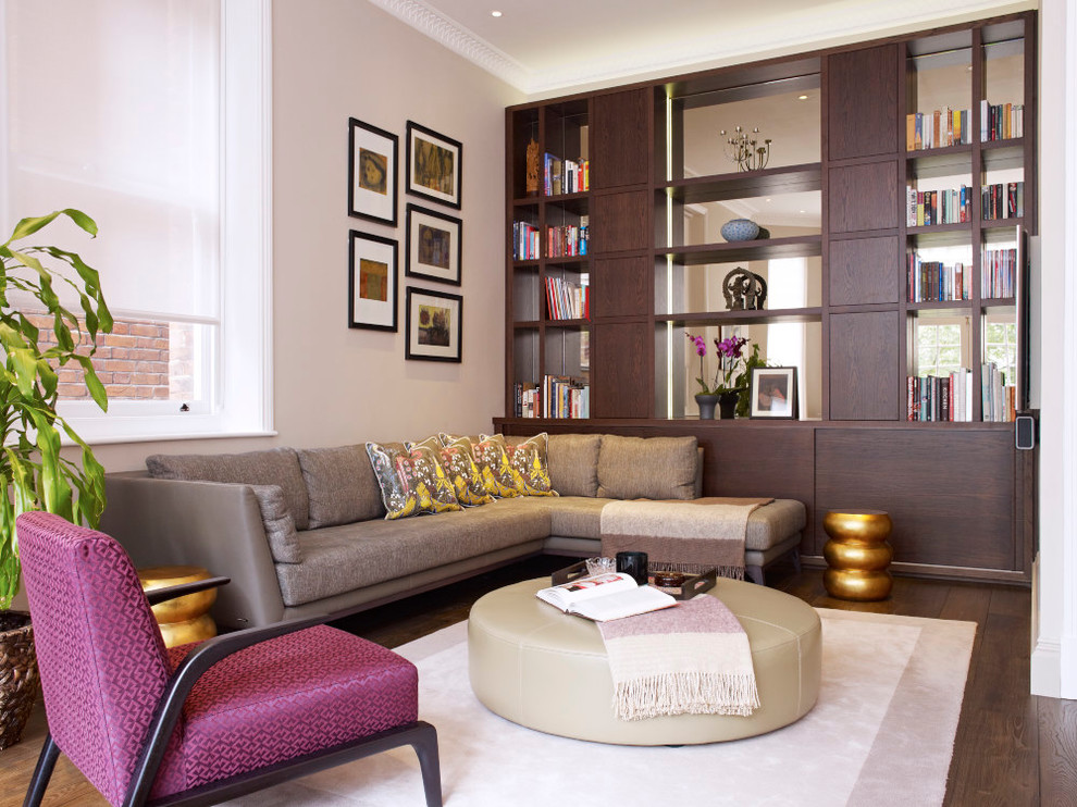 Foto di un soggiorno contemporaneo con pareti beige e parquet scuro