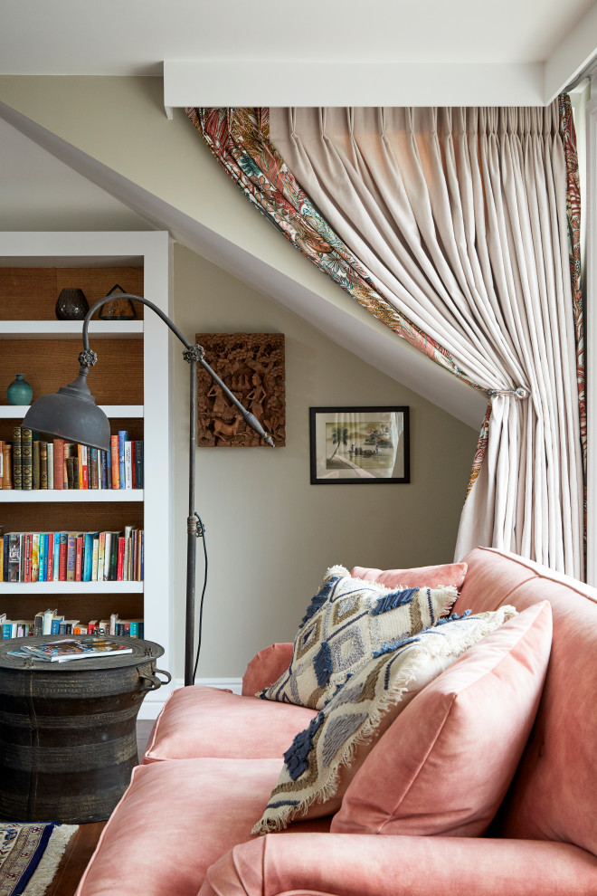 Immagine di un soggiorno contemporaneo di medie dimensioni e aperto con pareti beige, pavimento in legno massello medio e TV autoportante