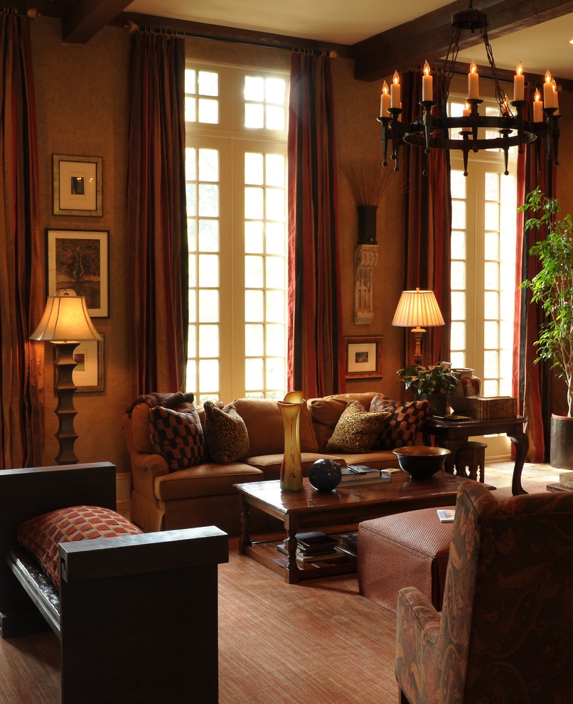 Idee per un grande soggiorno classico con pareti marroni e pavimento in travertino