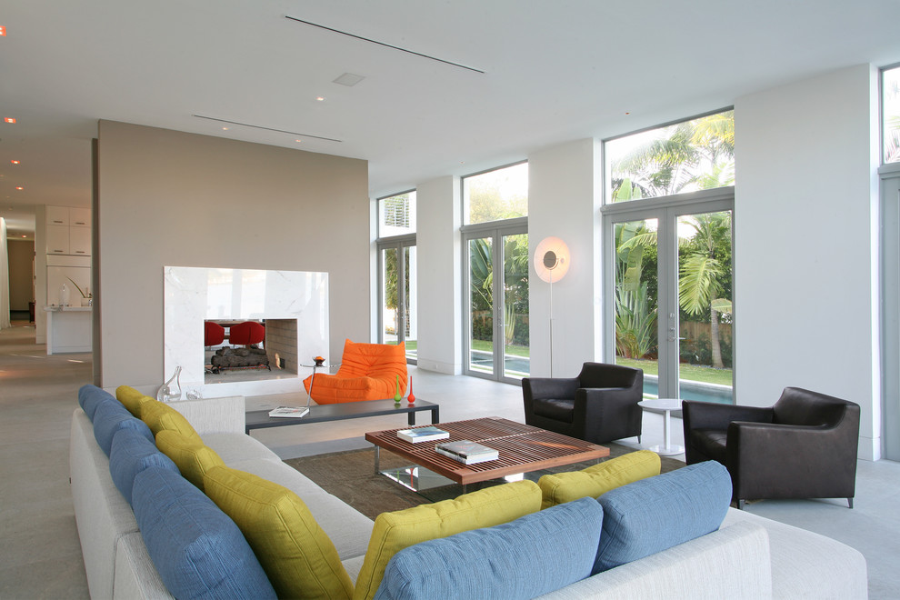 Идея дизайна: гостиная комната в современном стиле с двусторонним камином и белыми стенами