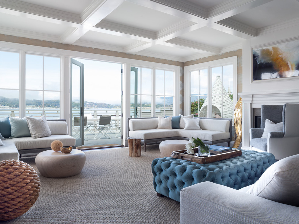 Modernes Wohnzimmer mit beiger Wandfarbe und Teppichboden in San Francisco
