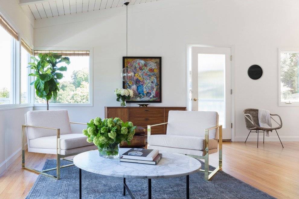 Mittelgroßes, Fernseherloses, Offenes Modernes Wohnzimmer ohne Kamin mit gelber Wandfarbe und hellem Holzboden in San Francisco