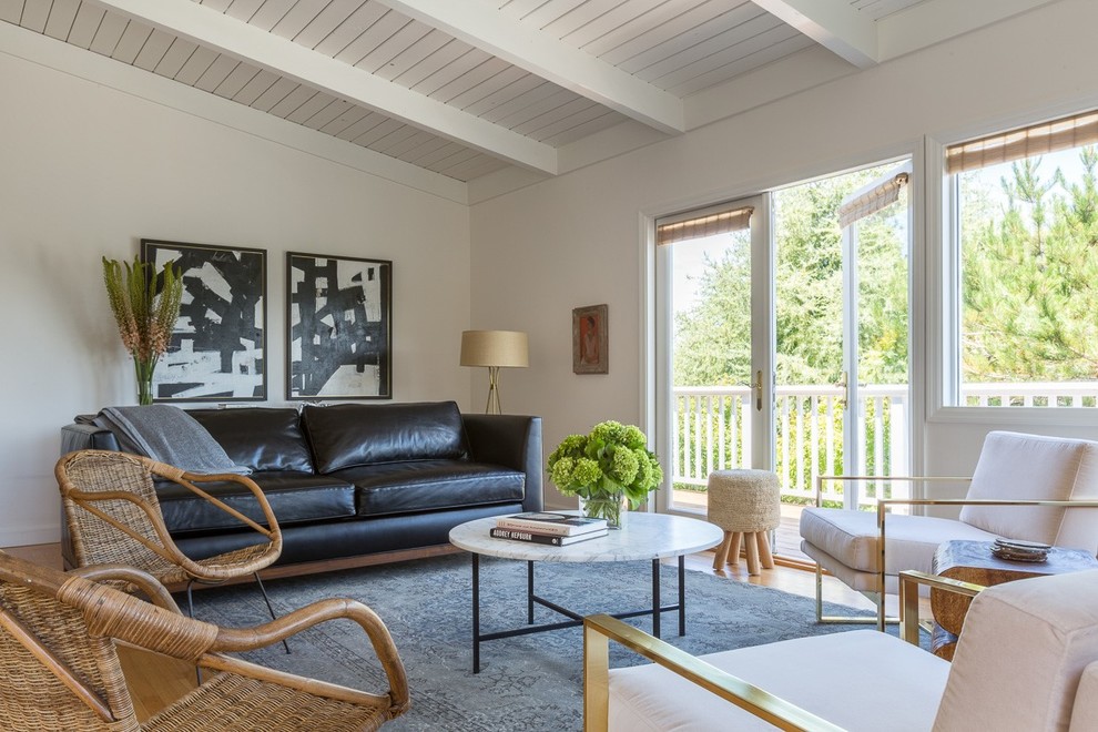 Kleines, Fernseherloses, Offenes Modernes Wohnzimmer mit weißer Wandfarbe und hellem Holzboden in San Francisco