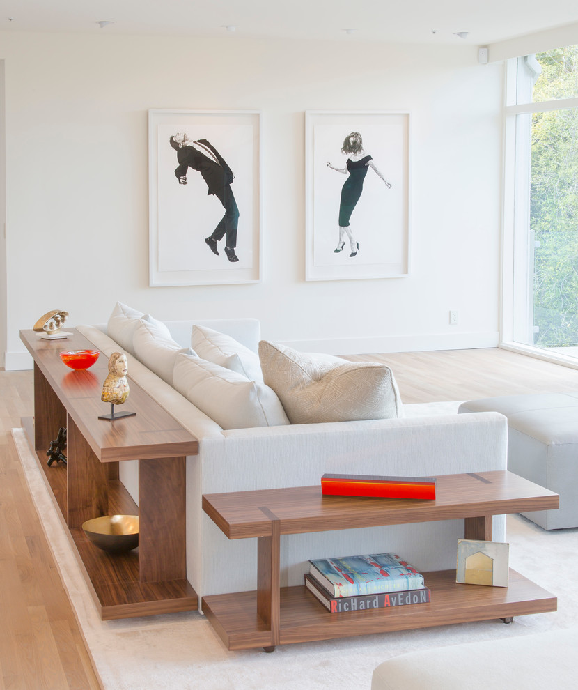 Ispirazione per un soggiorno minimal di medie dimensioni con pareti bianche e pavimento in legno massello medio