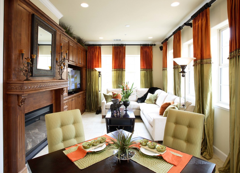 На фото: открытая гостиная комната среднего размера в современном стиле с бежевыми стенами, бетонным полом, стандартным камином, фасадом камина из дерева и мультимедийным центром