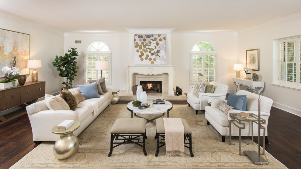 Repräsentatives Klassisches Wohnzimmer mit beiger Wandfarbe, dunklem Holzboden und Kamin in Los Angeles
