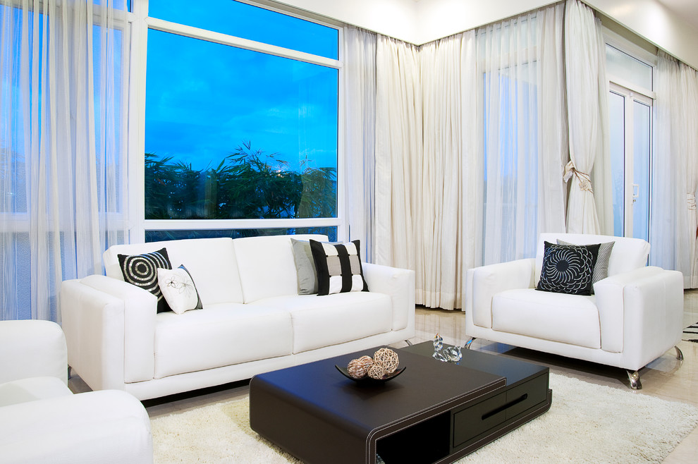 Источник вдохновения для домашнего уюта: большая изолированная, парадная гостиная комната в современном стиле с белыми стенами, мраморным полом и красивыми шторами