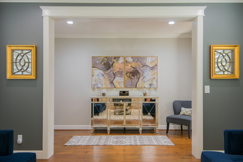 Kleines, Repräsentatives, Fernseherloses, Abgetrenntes Modernes Wohnzimmer mit grauer Wandfarbe, braunem Holzboden, Kamin, Kaminumrandung aus Stein und braunem Boden in San Francisco