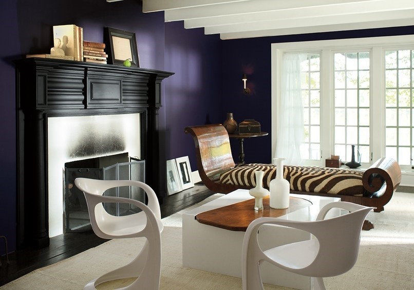 Свежая идея для дизайна: большая парадная гостиная комната в стиле неоклассика (современная классика) с фиолетовыми стенами, деревянным полом, стандартным камином и фасадом камина из бетона без телевизора - отличное фото интерьера