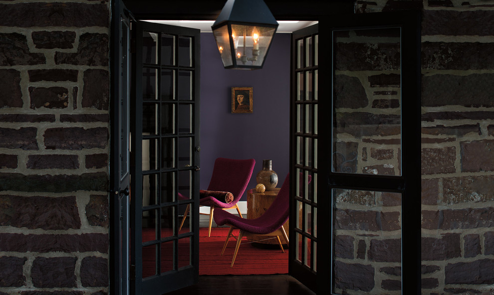 Пример оригинального дизайна: парадная, изолированная гостиная комната среднего размера в стиле фьюжн с фиолетовыми стенами, темным паркетным полом и коричневым полом без камина, телевизора