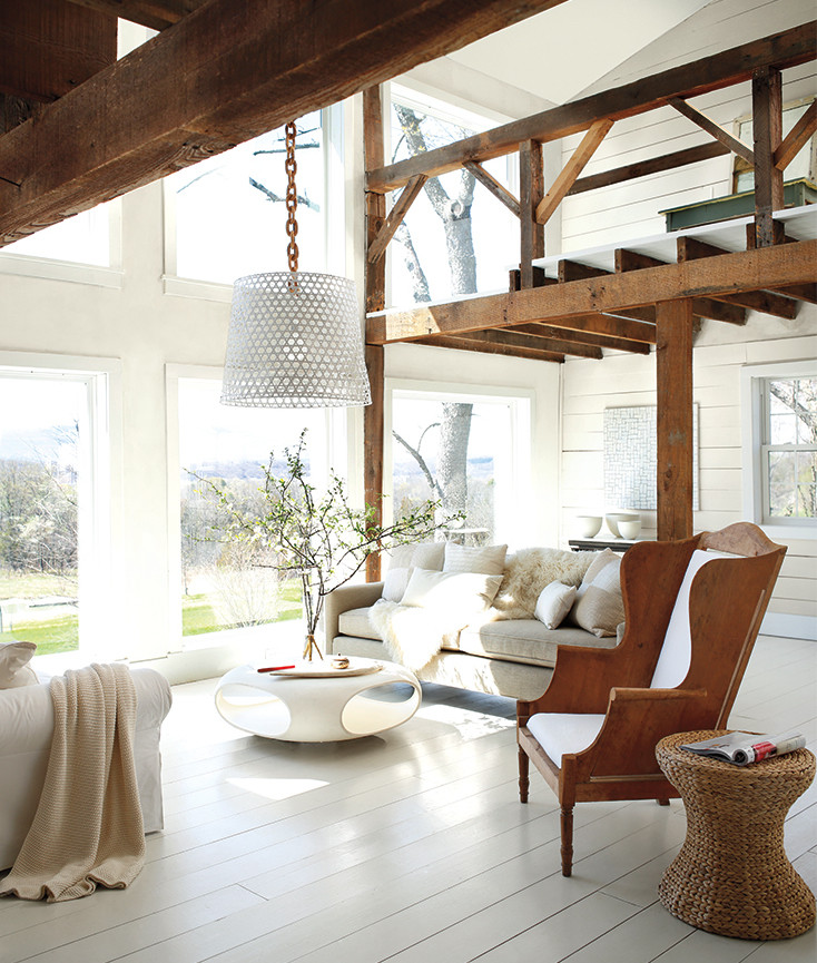 Стильный дизайн: двухуровневая гостиная комната среднего размера в стиле кантри с белыми стенами и деревянным полом - последний тренд