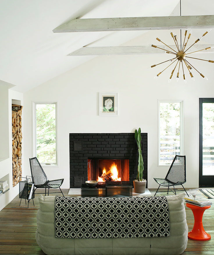 Mittelgroßes, Abgetrenntes Modernes Wohnzimmer mit weißer Wandfarbe, hellem Holzboden, Kamin und Kaminumrandung aus Backstein in Sonstige