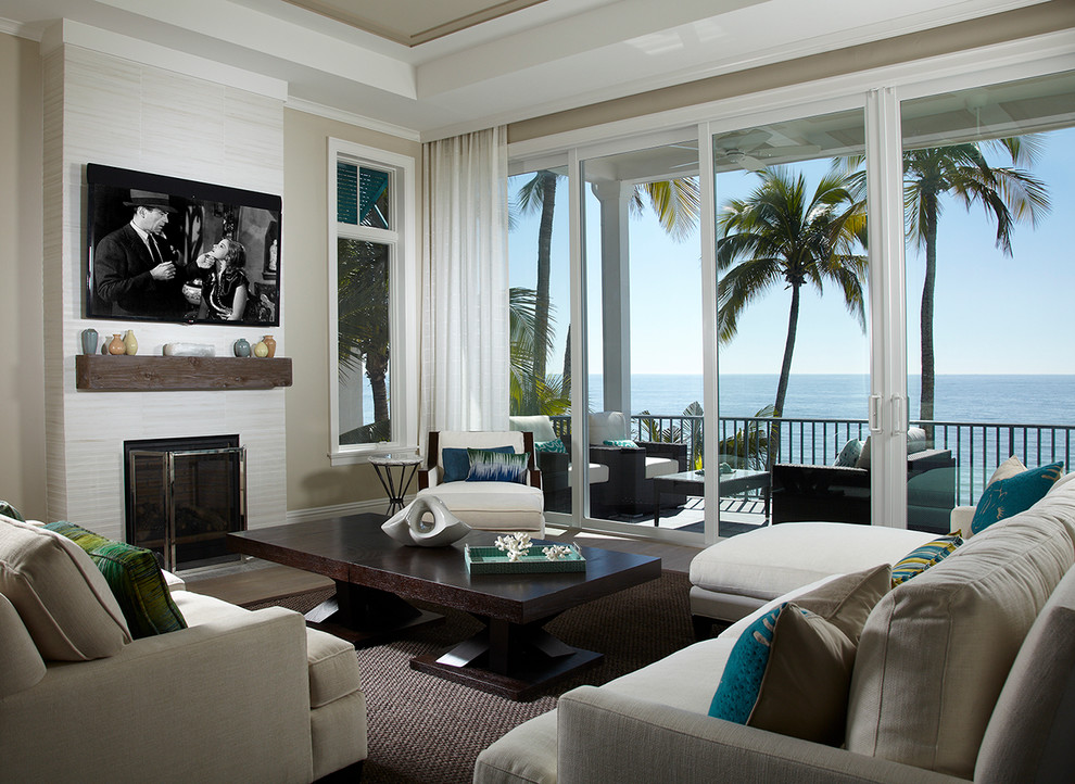 Repräsentatives Maritimes Wohnzimmer mit beiger Wandfarbe, Kamin, gefliester Kaminumrandung und TV-Wand in Miami