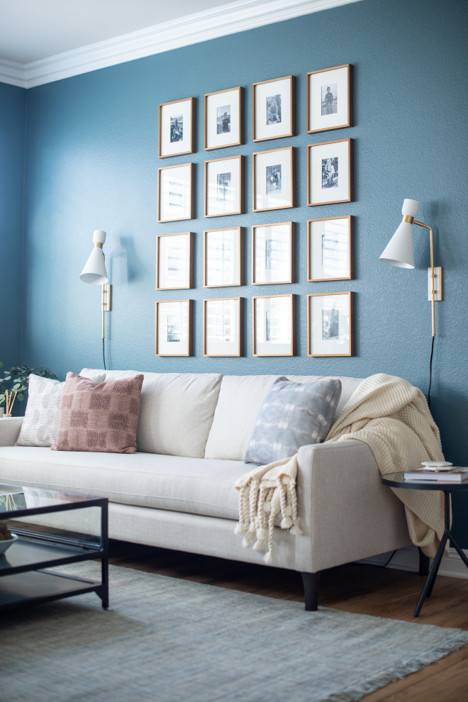 Mittelgroßes Klassisches Wohnzimmer mit blauer Wandfarbe, braunem Holzboden und braunem Boden in San Diego