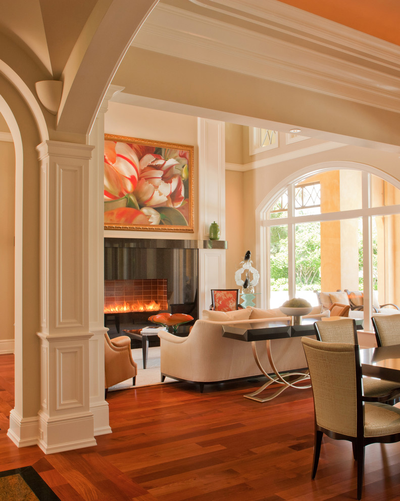 Großes, Repräsentatives, Offenes Klassisches Wohnzimmer mit beiger Wandfarbe, braunem Holzboden, Kamin und Kaminumrandung aus Stein in Miami
