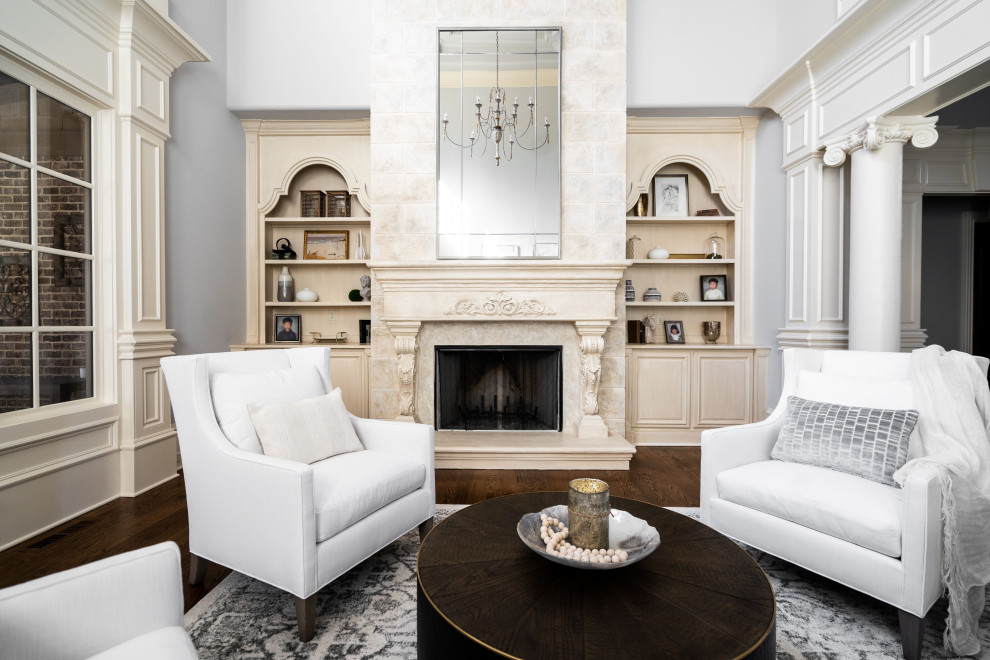 Repräsentatives, Abgetrenntes Wohnzimmer mit weißer Wandfarbe, dunklem Holzboden, Kamin und braunem Boden in Atlanta