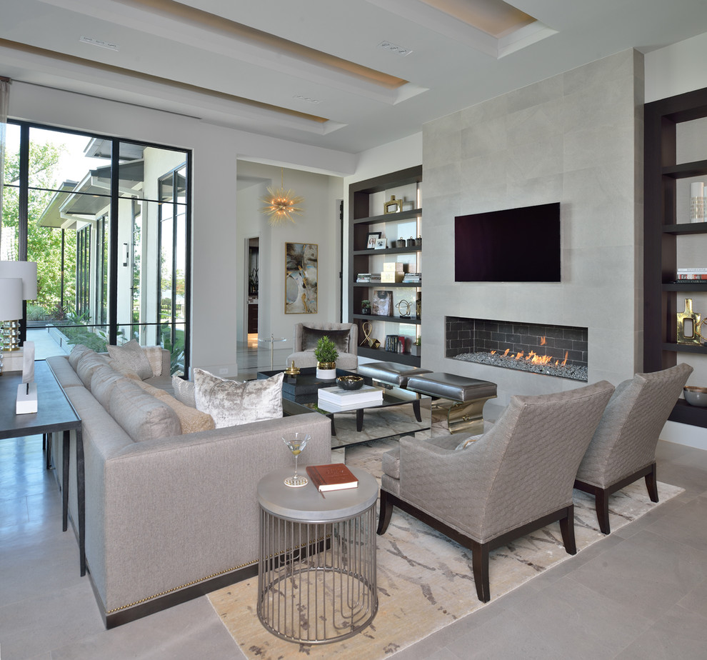 Immagine di un grande soggiorno moderno aperto con pareti grigie, TV a parete e pavimento grigio