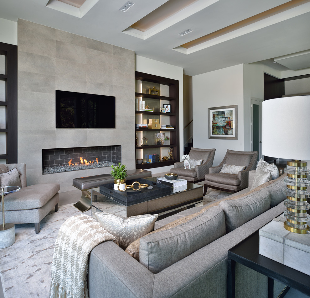 Cette photo montre un grand salon moderne ouvert avec un mur gris, un manteau de cheminée en pierre, un sol gris et éclairage.