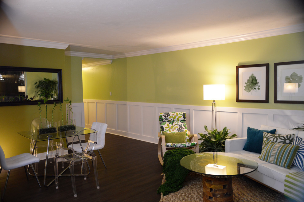 Ispirazione per un soggiorno etnico di medie dimensioni e aperto con pareti verdi e pavimento in vinile