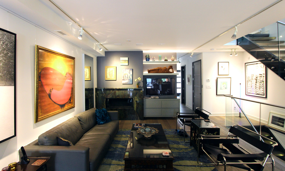 Пример оригинального дизайна: большая открытая гостиная комната в стиле модернизм с разноцветными стенами, паркетным полом среднего тона, горизонтальным камином, фасадом камина из камня и телевизором на стене