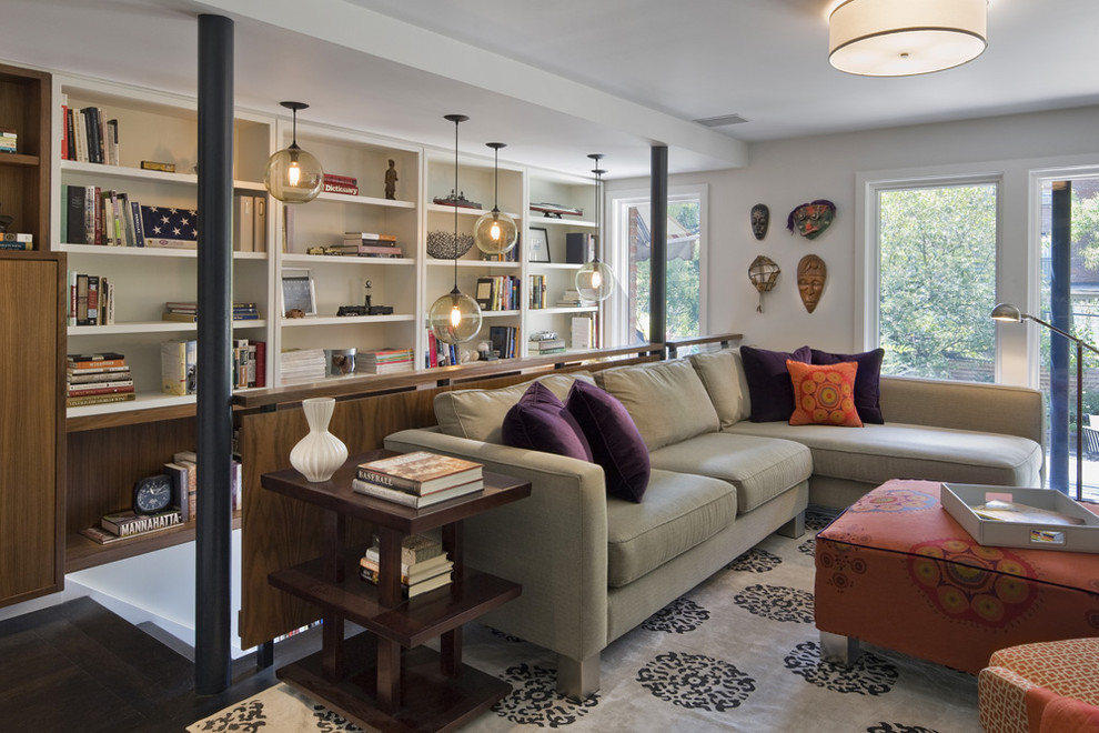 Ispirazione per un soggiorno design di medie dimensioni con libreria, pavimento marrone e parquet scuro