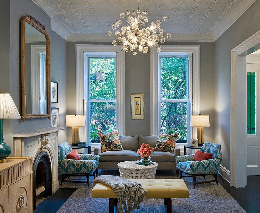 Repräsentatives, Abgetrenntes Klassisches Wohnzimmer mit Kamin, grauer Wandfarbe, dunklem Holzboden und Kaminumrandung aus Metall in New York