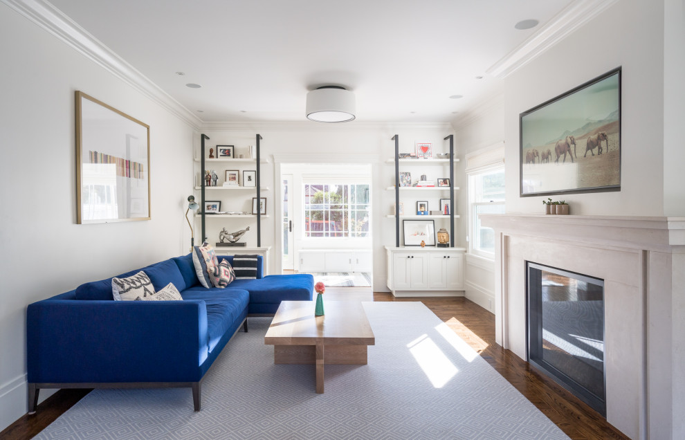 Abgetrenntes Klassisches Wohnzimmer mit weißer Wandfarbe, braunem Holzboden, Kamin, freistehendem TV und braunem Boden in San Francisco