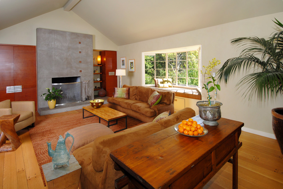 Idee per un soggiorno design con pareti beige e pavimento in legno massello medio