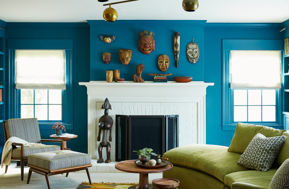 На фото: изолированная гостиная комната среднего размера в стиле ретро с синими стенами, ковровым покрытием, стандартным камином и белым полом с