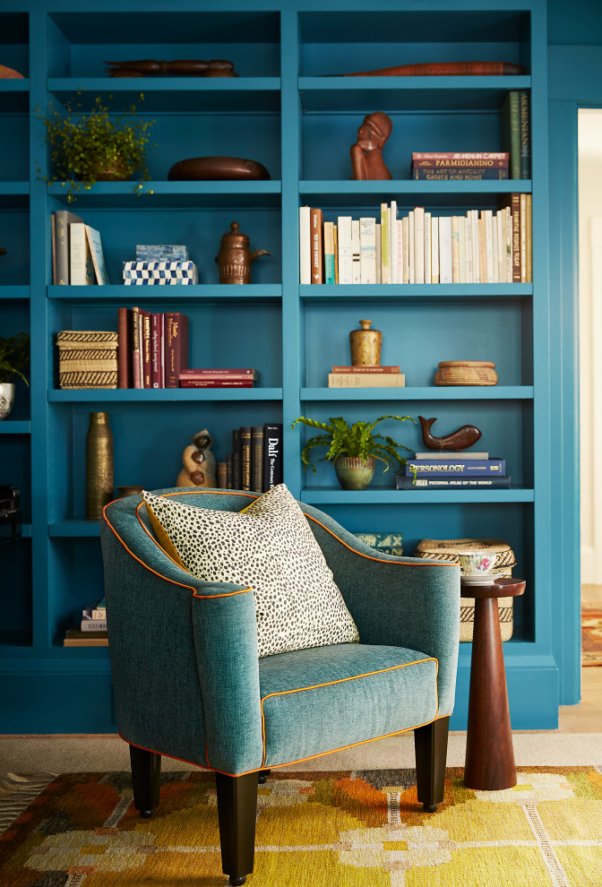 Idées déco pour un salon rétro de taille moyenne et fermé avec un mur bleu, moquette, une cheminée standard et un sol multicolore.