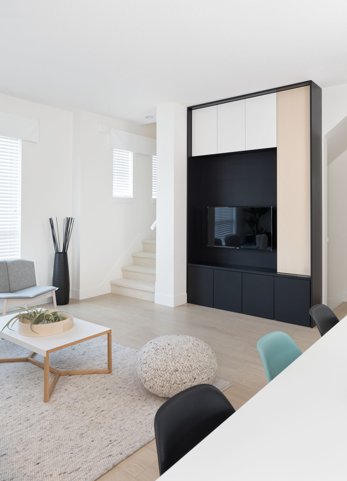 Immagine di un soggiorno moderno di medie dimensioni e aperto con pareti bianche, pavimento in laminato e pavimento beige