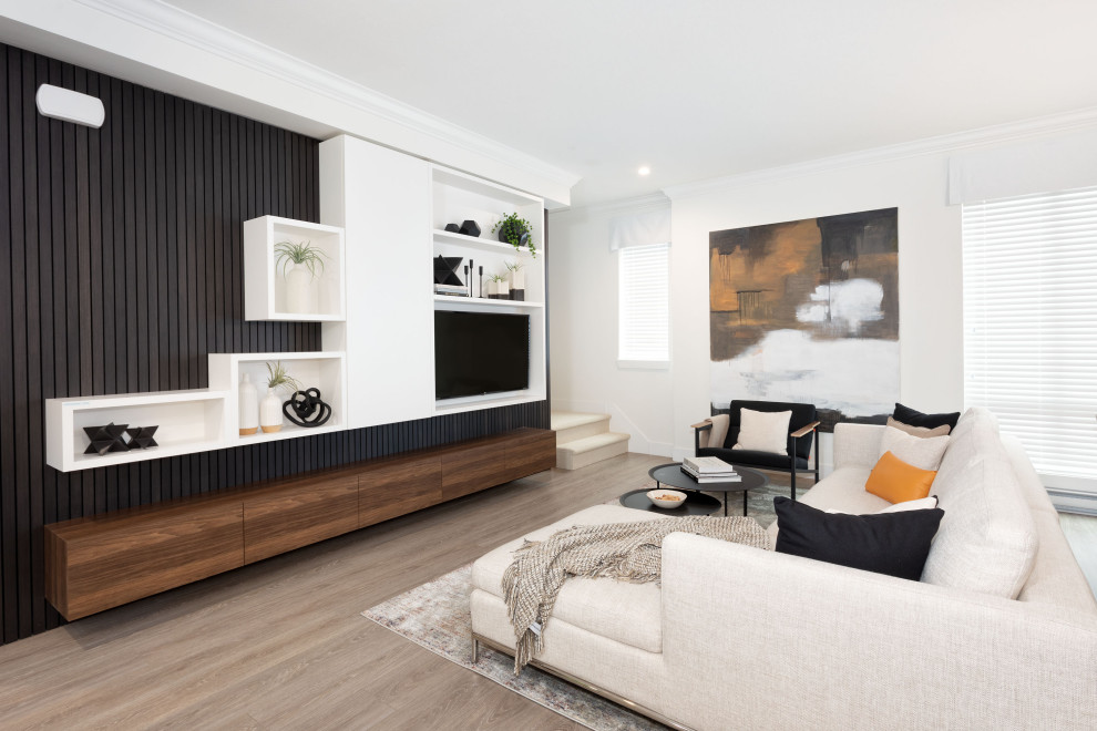 Großes, Offenes Modernes Wohnzimmer ohne Kamin mit weißer Wandfarbe, Laminat, braunem Boden, Multimediawand und Holzwänden in Vancouver