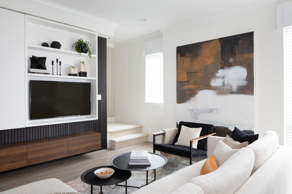 Großes, Offenes Modernes Wohnzimmer mit weißer Wandfarbe, Laminat und braunem Boden in Vancouver