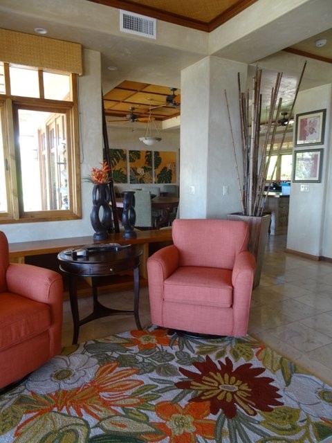 Kleines Wohnzimmer mit beiger Wandfarbe und beigem Boden in Hawaii