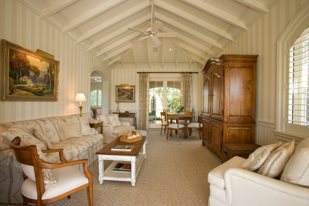 Foto på ett tropiskt separat vardagsrum, med beige väggar