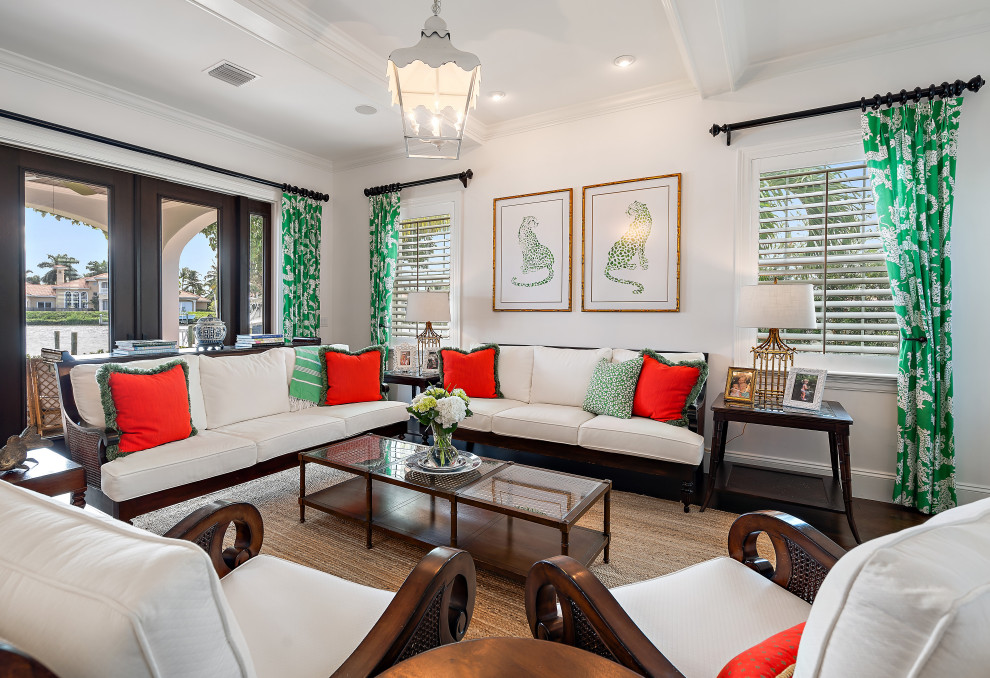 Idee per un grande soggiorno classico aperto con sala formale, pareti bianche, pavimento in legno massello medio e pavimento marrone